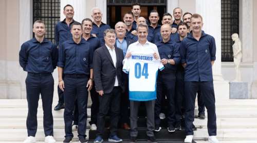 Ο Μητσοτάκης συνάντησε τον Ρεχάγκελ και την Εθνική που κατέκτησε το Euro 2004 - Το δώρο που του έκαναν [εικόνες]