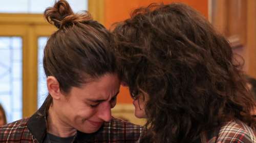 Έγινε ο πρώτος γάμος ομόφυλων γυναικών στην Ελλάδα - Τα δάκρυα και η συγκίνηση της Δανάης και της Αλεξίας [βίντεο]