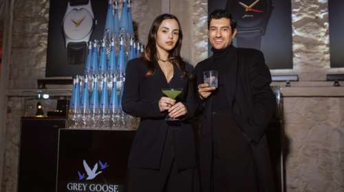 Ο Αργύρης Πανταζάρας και η Σίσσυ Τουμάση στην παρουσίαση του εμβληματικού ρολογιού του Οίκου Minas, απολαμβάνοντας Grey Goose Altius