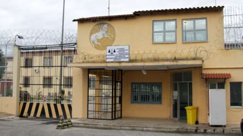 Λάρισα: Κρατούμενος έραψε το στόμα του για να πάει σε άλλη φυλακή