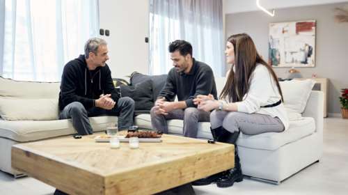 Επίθεση Κασσελάκη σε Μητσοτάκη για το ζευγάρι στο Γαλάτσι: Χρησιμοποιεί μέλη της ΝΔ να παριστάνουν τους απλούς πολίτες