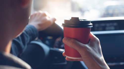 Τελικά απαγορεύεται ο καφές στο αυτοκίνητο; - Η εκπρόσωπος Τύπου της ΕΛ.ΑΣ. εξηγεί τι ισχύει και αν έχει αλλάξει κάτι