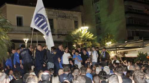 &quot;Μεθυσμένη πολιτεία&quot; η Λαμία για την παραμονή στη Super League: Αποθέωση σε παίκτες και προπονητή [Εικόνες - Βίντεο]