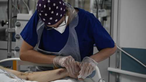 Καστοριά: Πέθανε 39χρονος ανεμβολίαστος από κορονοϊό - Δεν το έχουν πει στη μητέρα του