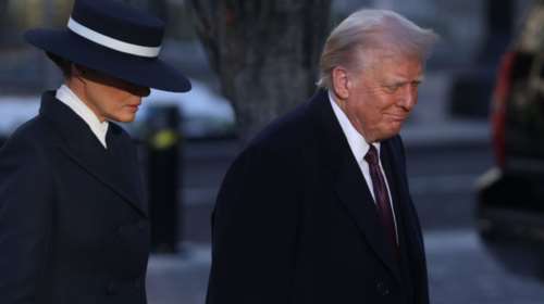 Πρώτη κυρία η Μελάνια Τραμπ: Ασύλληπτη εμφάνιση στην ορκωμοσία του συζύγου της, με blue black σύνολο και υπέροχο καπέλο