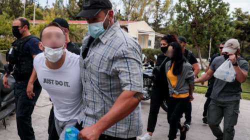 Ληστεία στη Μητροπόλεως: Έβρισε και έφτυσε τους δημοσιογράφους ο 33χρονος &quot;αναρχοληστής&quot; με το τατουάζ  [Βίντεο]