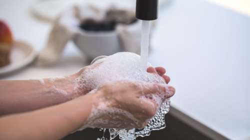 Κορονοϊός: Τι πρέπει να κάνουμε όταν επιστρέφουμε στο σπίτι από δουλειά ή ψώνια