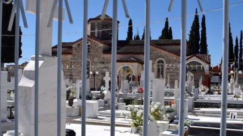 Θεσσαλονίκη: Απίστευτο επεισόδιο σε κηδεία - Ο αδερφός του νεκρού χτύπησε τη νύφη του με σταυρό στο κεφάλι