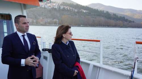 Κατερίνα Σακελλαροπούλου: Η κρουαζιέρα στη λίμνη της Καστοριάς για να θαυμάσει τα αξιοθέατα της πόλης [Εικόνες]