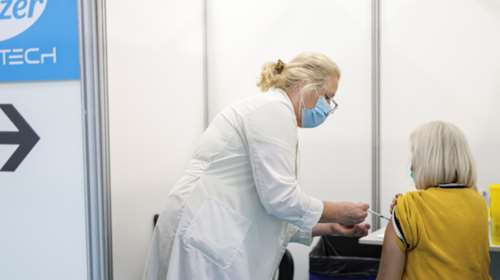 ΕΜΑ: Stop στην τέταρτη δόση για τον γενικό πληθυσμό - &quot;Δεν μπορούμε να εμβολιάζουμε κάθε 3-4 μήνες&quot;