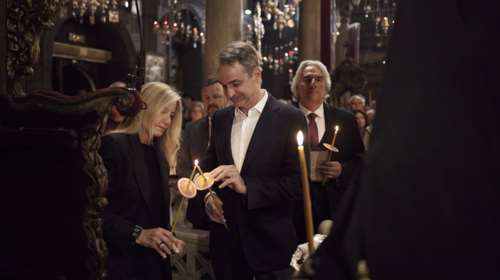 Την ακολουθία και την περιφορά του Επιταφίου στην Τήνο παρακολούθησε ο Κυριάκος Μητσοτάκης- Στο Γαλάτσι ο Νίκος Ανδρουλάκης