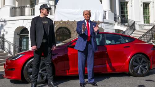 Ο Τραμπ διαφημίζει και αγοράζει Tesla εξω από τον Λευκό Οίκο: &quot;Τρομοκράτες όσοι τα βανδαλίζουν, θα πάτε στην κόλαση&quot;
