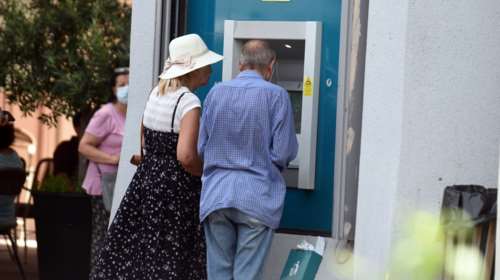 Πειραιάς: Παρακολουθούσαν ηλικιωμένες στα ΑΤΜ, υπέκλεπταν τα pin των καρτών τους και έκαναν αναλήψεις