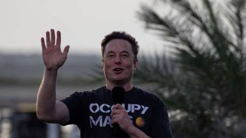 Το κομοδίνο του Ίλον Μασκ που θυμίζει... τράπερ: Πιστόλι και αναψυκτικά για τον πανίσχυρο ιδιοκτήτη του Twitter