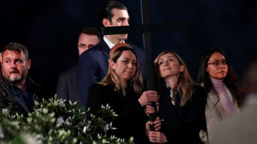 Ιταλία: Νοσοκόμες από Ουκρανία και Ρωσία σηκώνουν τον σταυρό στη Μεγάλη Παρασκευή των Καθολικών [εικόνες]