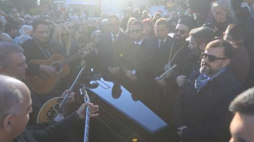 Το τελευταίο χειροκρότημα στην Καίτη Γκρέυ και τα τραγούδια με τα οποία τη συνόδευσαν στην τελευταία της κατοικία [βίντεο]