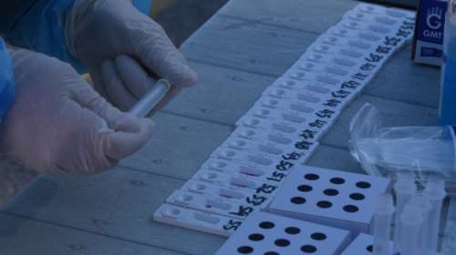 Σε σημείο... βρασμού η πανδημία: Τριπλασιάστηκαν τα κρούσματα σε ένα μήνα