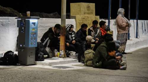 Στη Νεάπολη Λακωνίας μεταφέρθηκαν οι μετανάστες - Είχαν εγκλωβιστεί σε απότομη ακτή