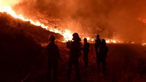 Φωτιά στην Αττική: Οι εποχικοί πυροσβέστες καταγγέλλουν - &quot;Οι υπεύθυνοι μας άφησαν χωρίς τροφή και πόσιμο νερό&quot;