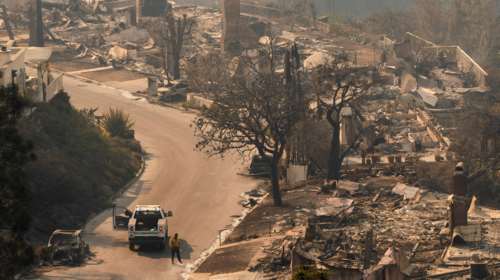 Ανταπόκριση από τις φωτιές στο Λος Άντζελες: Ο Γιώργος Σατσίδης μάς μεταφέρει εικόνες από μια πόλη στο χείλος της απελπισίας