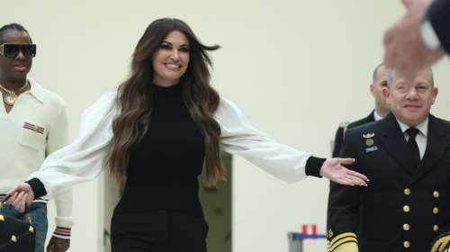 Guardian: "Η Γκίλφοϊλ είναι οξυδερκής, αλλά πολύ απότομη και τόσο αντιδιπλωματική όσο ο Τραμπ"