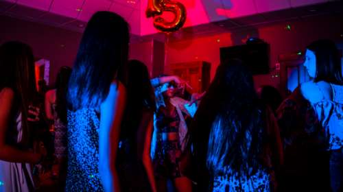 Απίστευτο: Έκαναν κορονο-πάρτι με 42 καλεσμένους σε διαμέρισμα στην Κυψέλη