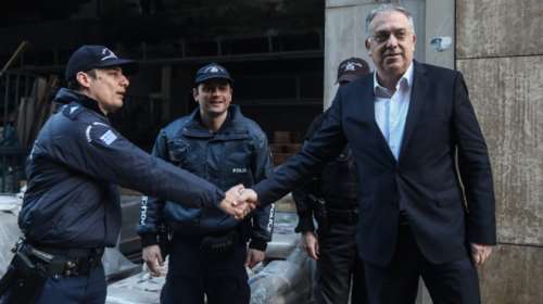 Προεκλογική επίσκεψη Θεοδωρικάκου σε ΑΤ Ομόνοιας, με κάμερες και φωτογράφους: Υποσχέθηκε (ξανά) ενίσχυση της αστυνόμευσης [βίντεο]