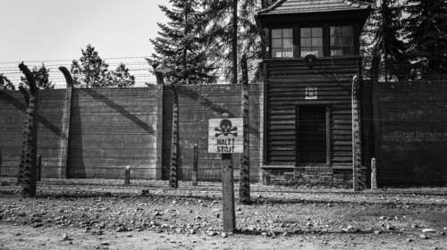 80 χρόνια μετά: Ο κόσμος τιμά τη μνήμη της απελευθέρωσης του Άουσβιτς - Επίσημη τελετή με Κάρολο, Μακρόν και Σολτς