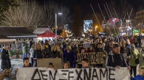 Τρίκαλα: Δεν ξέχασαν τις δίδυμες και την ξαδέρφη τους που σκοτώθηκαν στα Τέμπη - Πλήθος κόσμου τίμησε τη μνήμη των τριών κοριτσιών