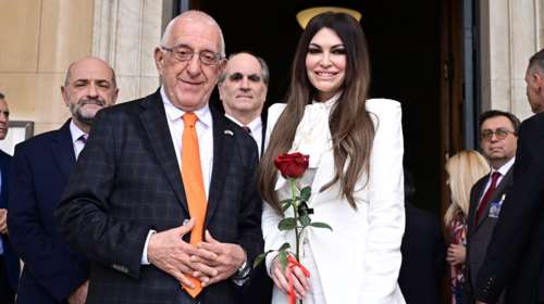 Στη Βουλή η Γκίλφοϊλ: Η θερμή αγκαλιά του Κακλαμάνη που την περίμενε με ένα κόκκινο τριαντάφυλλο [βίντεο]