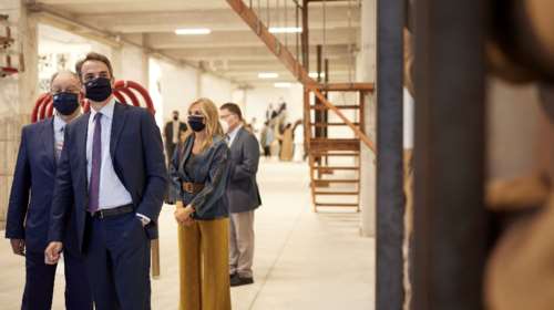 Καπνεργοστάσιο: Κυριάκος Μητσοτάκης και Μαρέβα στα εγκαίνια της Έκθεσης Σύγχρονης Τέχνης Portals / Πύλη [Εικόνες]