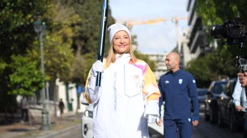 Ράνια Τζίμα: Λαμπαδηδρόμος της Ολυμπιακής Φλόγας - Μαζί με την 9χρονη κόρη της [εικόνες - βίντεο]