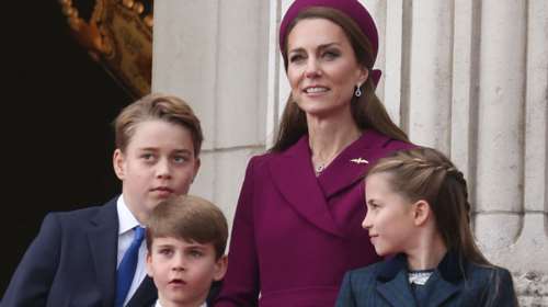 Στο μπαλκόνι του Μπάκιγχαμ ο Γουίλιαμ και η Κέιτ με τα παιδιά τους - Οι χειρονομίες της Κέιτ στη Σάρλοτ που σχολιάστηκαν