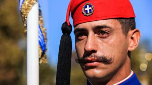 Θεσσαλονίκη: Συγκίνησε ο εύζωνας που δάκρυσε στην παρέλαση της 28ης Οκτωβρίου [εικόνες]