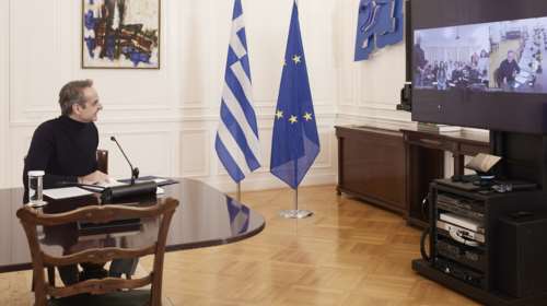 Συζήτηση Μητσοτάκη με μαθητές του ΕΠΑΛ Περάματος: Το &quot;ταμπελάκι&quot; στο γραφείο του που πήρε από τον πατέρα του