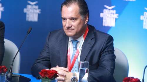 Γεωργιάδης: &quot;Υπερήφανος για τα 30 χρόνια της Ελληνικής Αγωγής&quot; - Βίντεο με μαθητές να τραγουδούν σε παράσταση