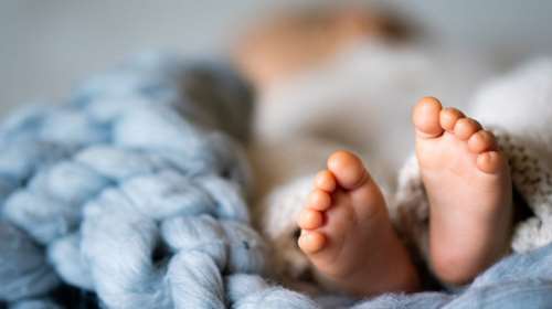 Κως: Μυστήριο με τον θάνατο του βρέφους ενός έτους - &quot;Βλέπαμε τη μητέρα με μώλωπες&quot; καταγγέλουν γείτονες του ζευγαριού