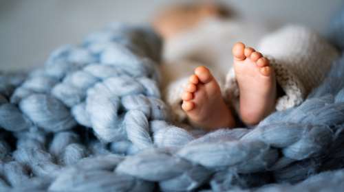 Οργή στη Δανία: Πήραν νεογέννητο από τη μητέρα του - Κρίθηκε ακατάλληλη γιατί την κακοποιούσε ο θετός πατέρας της