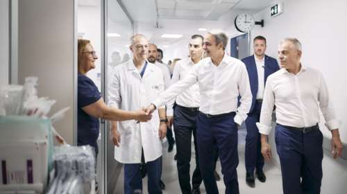 Επίσκεψη Μητσοτάκη στο ΚΑΤ: Τι του είπε γιατρός που επέστρεψε από την Αγγλία