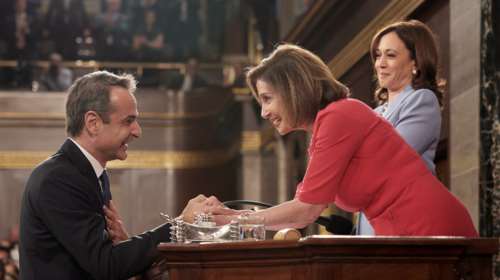 Ομιλία Μητσοτάκη στο Κογκρέσο: Συγκινημένη η Νάνσι Πελόζι - &quot;Μοναδικής έμπνευσης, τόσο αξιόλογη και επίκαιρη&quot;