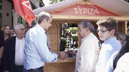 Ν. Ιωνία: Αρνήθηκαν να χαιρετήσουν τον Μητσοτάκη στο περίπτερο του ΣΥΡΙΖΑ - &quot;Είστε της σχολής Βαρουφάκη βλέπω&quot; [Βίντεο]