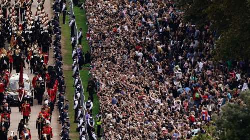 Σίγησε η Βρετανία: Στη βασιλική κρύπτη η Ελισάβετ δίπλα στον Φίλιππο - Πρωτόγνωρες τιμές στην κηδεία