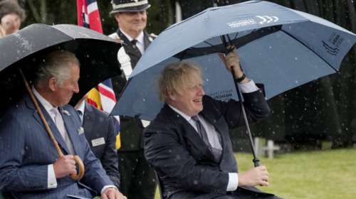 Βρετανία: Η &quot;μάχη&quot; του Μπόρις Τζόνσον με μια ομπρέλα και τα γέλια του πρίγκιπα Καρόλου [βίντεο]