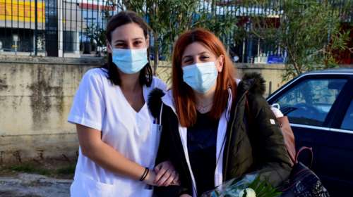 Στο στόχαστρο της &quot;Αυγής&quot; και οι εθελόντριες νοσηλεύτριες - &quot;Εχθρεύονται την κοινωνία&quot;, το σχόλιο της ΝΔ