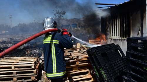 Φωτιά στο Μενίδι: Καίει παλέτες σε εργοστάσιο [εικόνες - βίντεο]