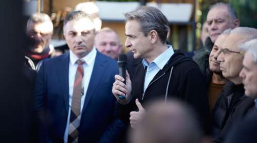 Μητσοτάκης: Με πολίτες στη Βόνιτσα μετά τους αγρότες - Θα βοηθήσουμε τους αγρότες και τους πολίτες για την ακρίβεια