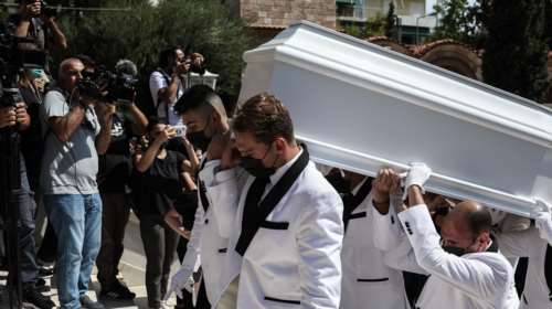 Mad Clip: Συνταρακτικές εικόνες - Πλήθος κόσμου στην κηδεία του 34χρονου trapper