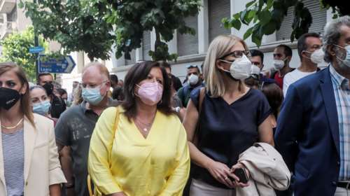 Οι ανεμβολίαστοι υγειονομικοί διαδηλώνουν με Πολάκη και βουλευτές του ΣΥΡΙΖΑ κατά του υποχρεωτικού εμβολιασμού [εικόνες]