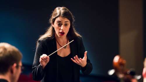 ΗΠΑ - Η Ελληνίδα Άννα Μαρία Γκούνη είναι η πρώτη γυναίκα μαέστρος στη Συμφωνική Ορχήστρα του Κονρό στο Τέξας
