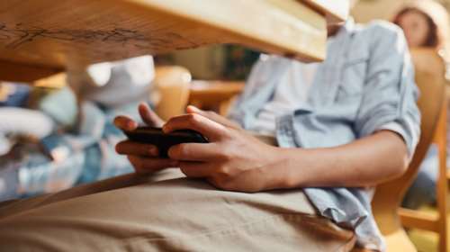 Άλιμος: Συνελήφθη μαθητής και ο πατέρας του  - Απείλησε ότι θα δείρει καθηγήτρια για το κινητό - Έσπασε πίνακα